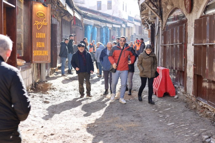 Arnavut Kaldırımlar Gün Yüzüne Çıkmaya Başladı